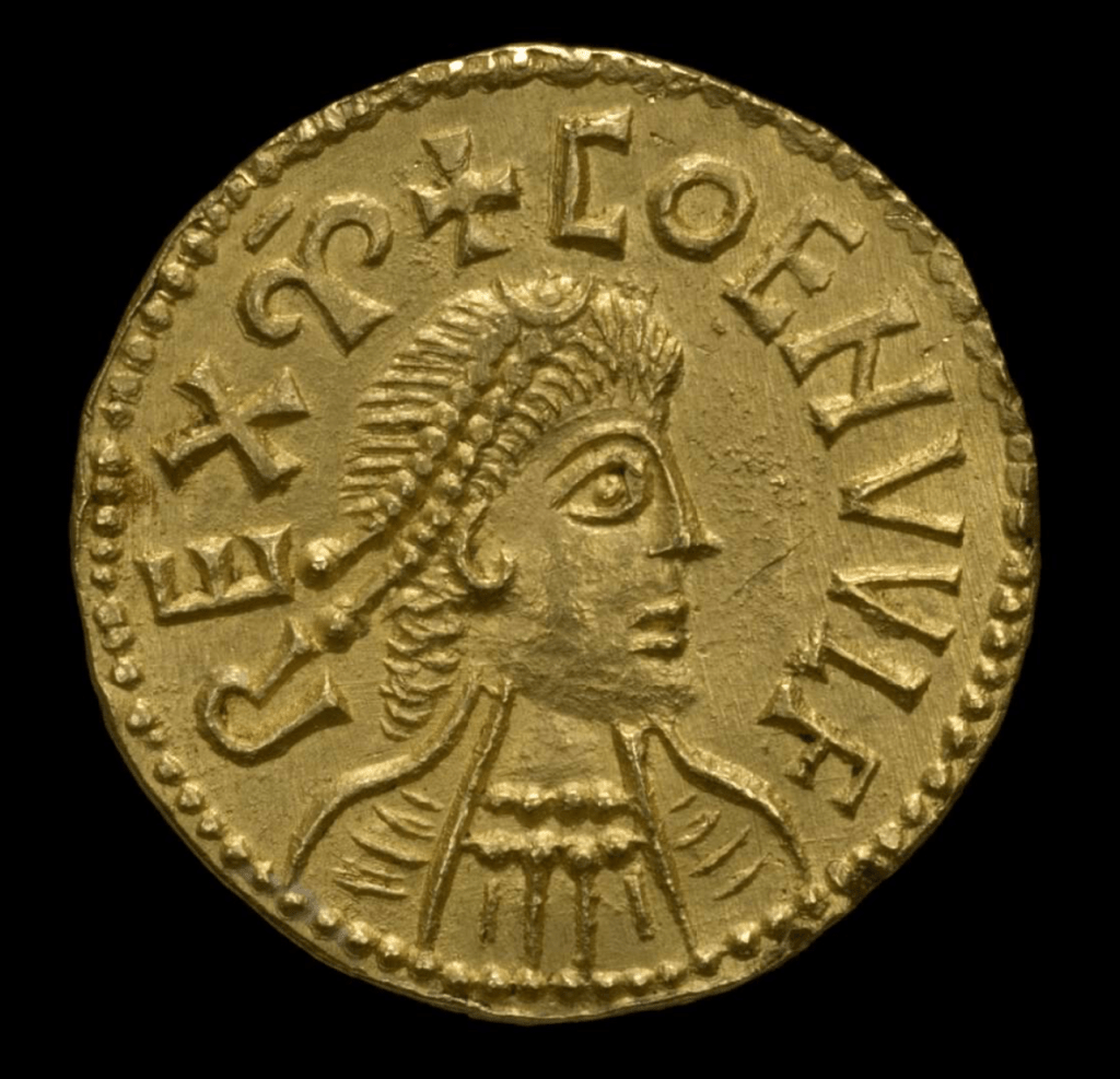 Gold coin with the profile of a man looking to the right and the words ‘Rex Coenvulf’.